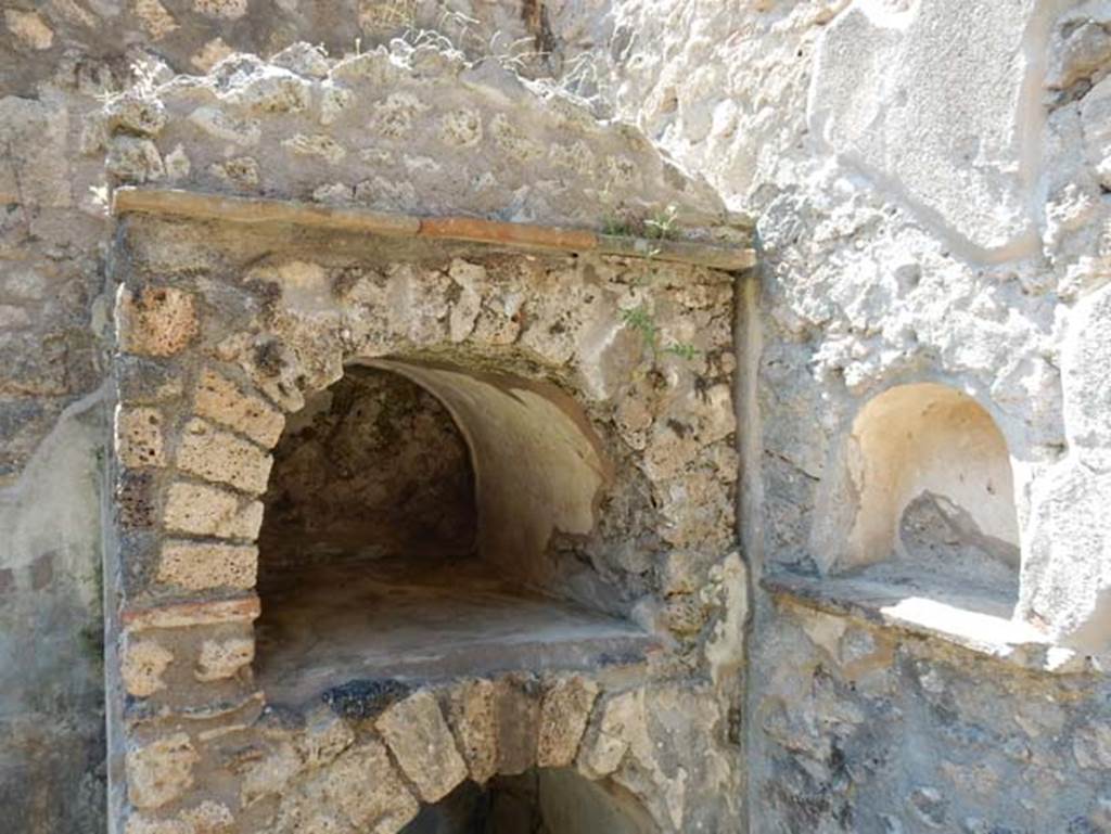 II.9.5 Pompeii, May 2018.
Peristyle 6, household shrine/lararium against west wall and niche in north wall. Photo courtesy of Buzz Ferebee.