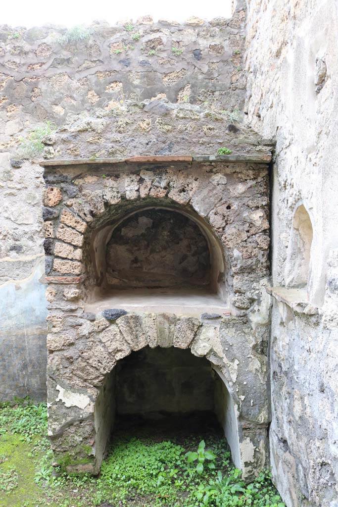 II.9.5 Pompeii, May 2018.
Peristyle 6, looking west towards household shrine/lararium, and niche in north wall.
Photo courtesy of Aude Durand.