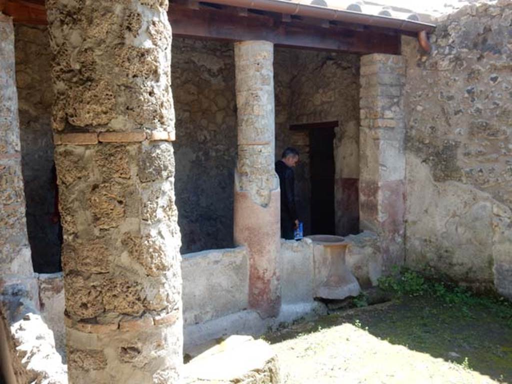 II.9.5 Pompeii, May 2018.
Peristyle 6, looking from east portico towards south portico in south-west corner and doorway to entrance corridor. Photo courtesy of Buzz Ferebee.
