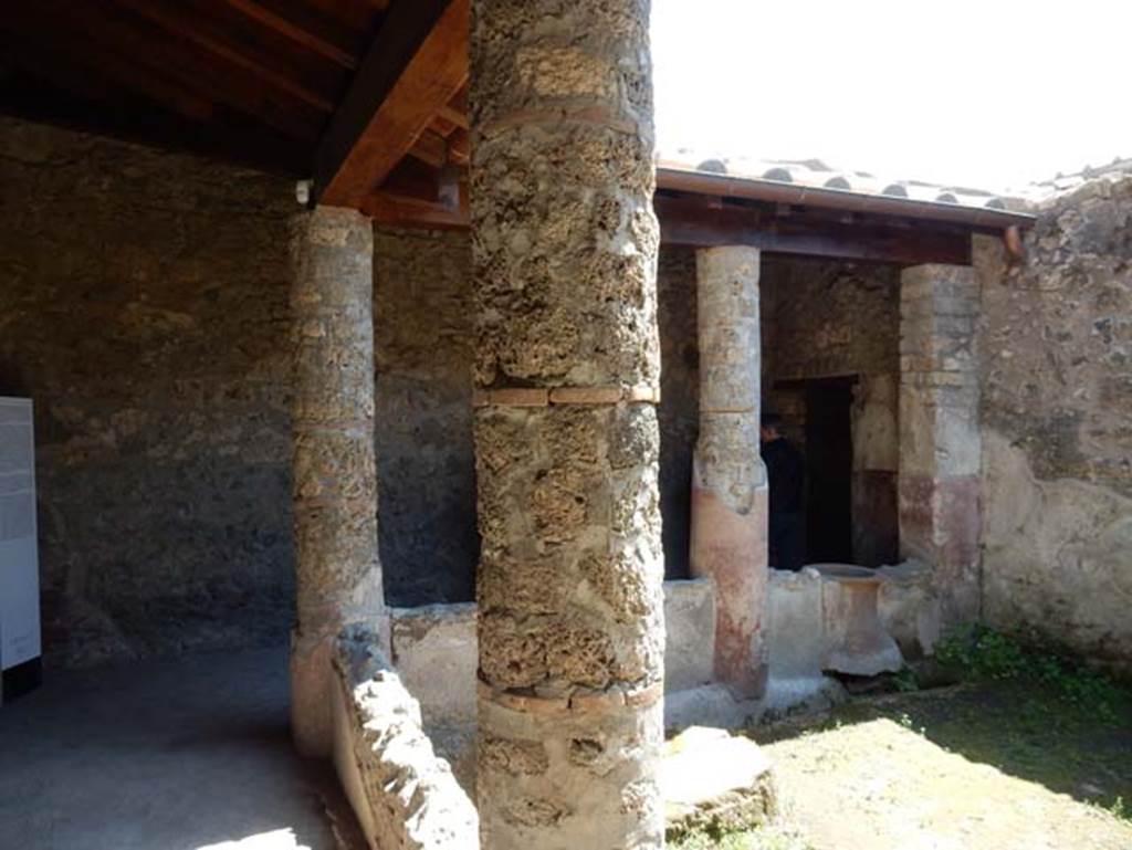 II.9.5 Pompeii, May 2018.
Peristyle 6, looking south across east portico towards south-east corner, on left. Photo courtesy of Buzz Ferebee.