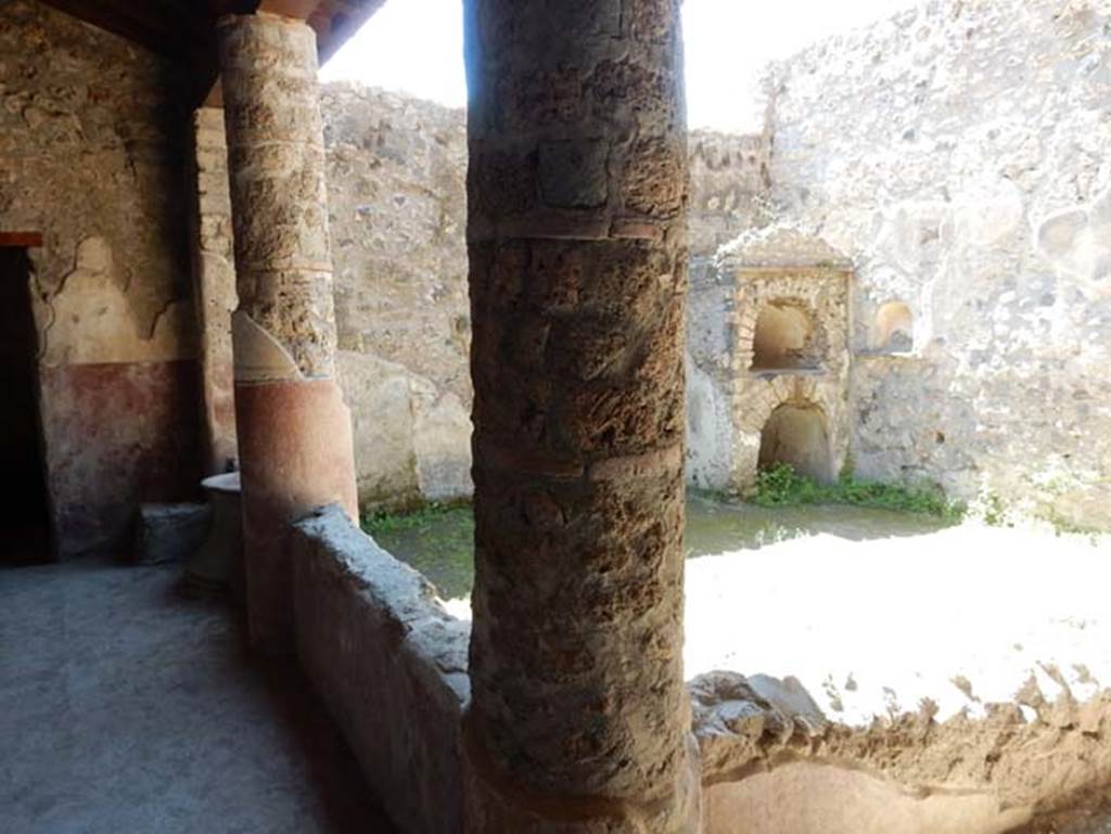 II.9.5, Pompeii, May 2018. Peristyle 6, looking west along south portico, from doorway of room 7.
Photo courtesy of Buzz Ferebee.