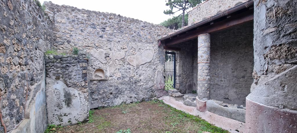 II.9.5 Pompeii, December 2023.
Peristyle 6, looking north-east towards east portico from south portico, with doorway leading through to garden of II.9.6/7.
Photo courtesy of Miriam Colomer.