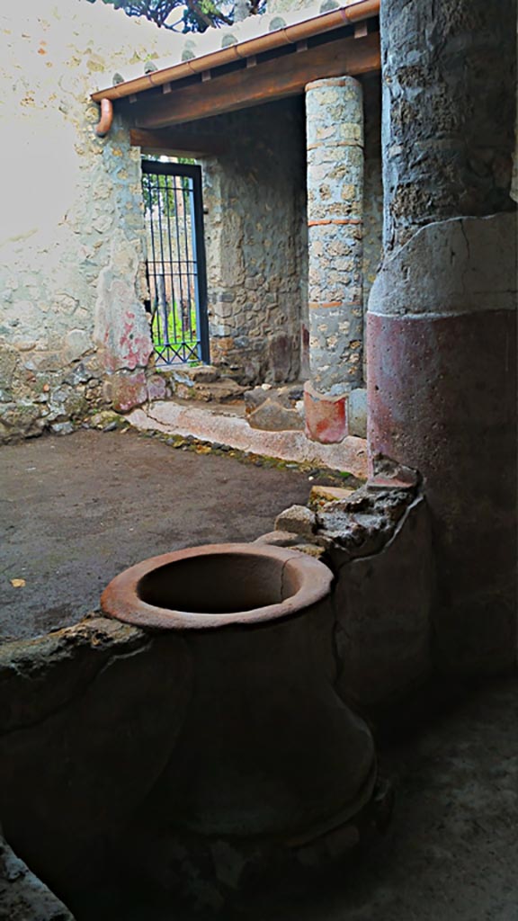 II.9.5 Pompeii. 2017/2018/2019.
Peristyle 6, looking north-east towards east portico from south portico, with doorway leading through to garden of II.9.6/7.
Photo courtesy of Giuseppe Ciaramella.