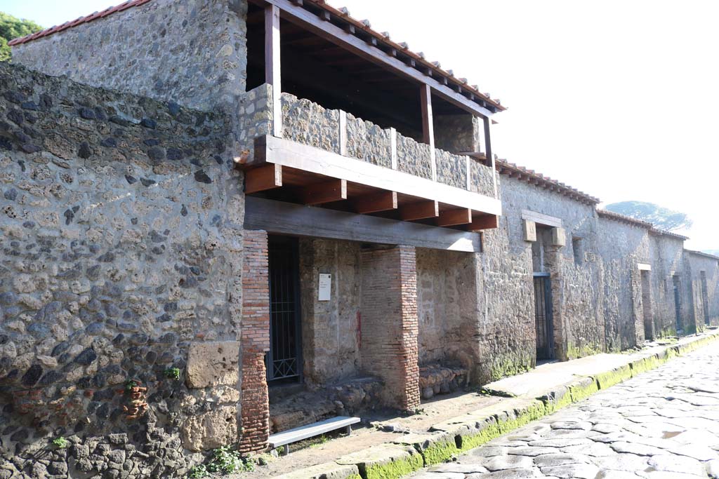 II.9.5 Pompeii, December 2018.
Entrance doorways from II.9.5, centre left, towards II.9.1, on right. Photo courtesy of Aude Durand.