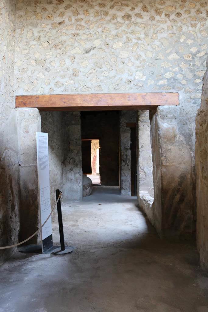 II.9.5 Pompeii. December 2018.
Looking east from entrance doorway. Photo courtesy of Aude Durand.