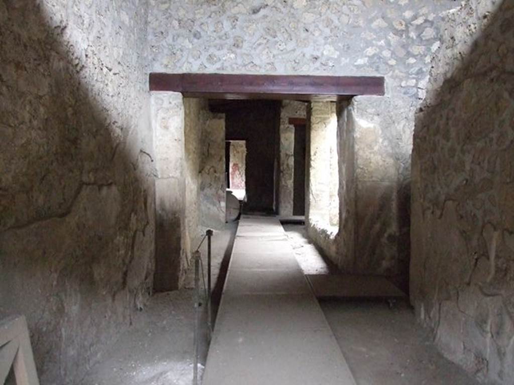 II.9.5 Casa del Triclinio all’ aperto. Corridor from entrance to rear of the house. December 2006.