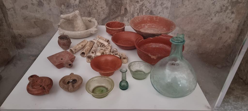 II.9.5 Pompeii, December 2023. Display items. Photo courtesy of Miriam Colomer.