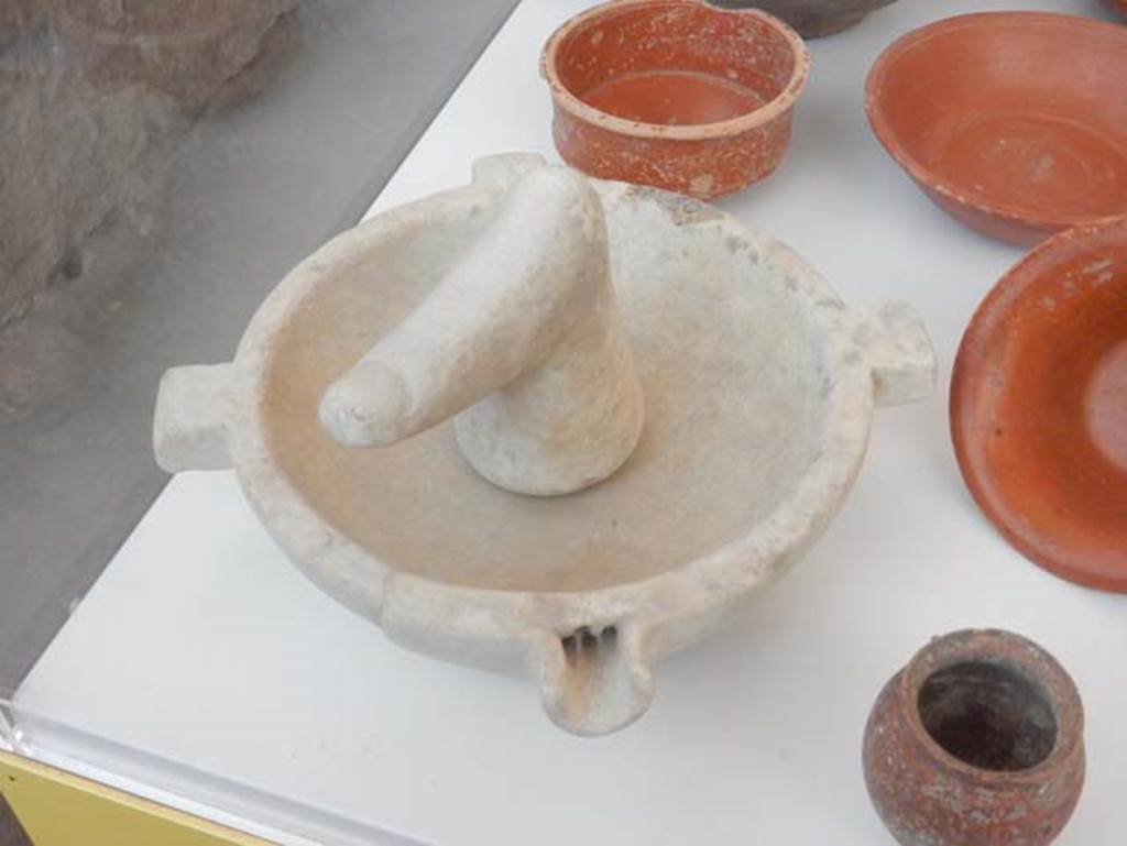 II.9.5 Pompeii, May 2018.
Marble mortar with finger shaped pestle (Mortaio in marmo con pestello configurato a dito), inv. nos. 37509, 37540.
Photo courtesy of Buzz Ferebee.
