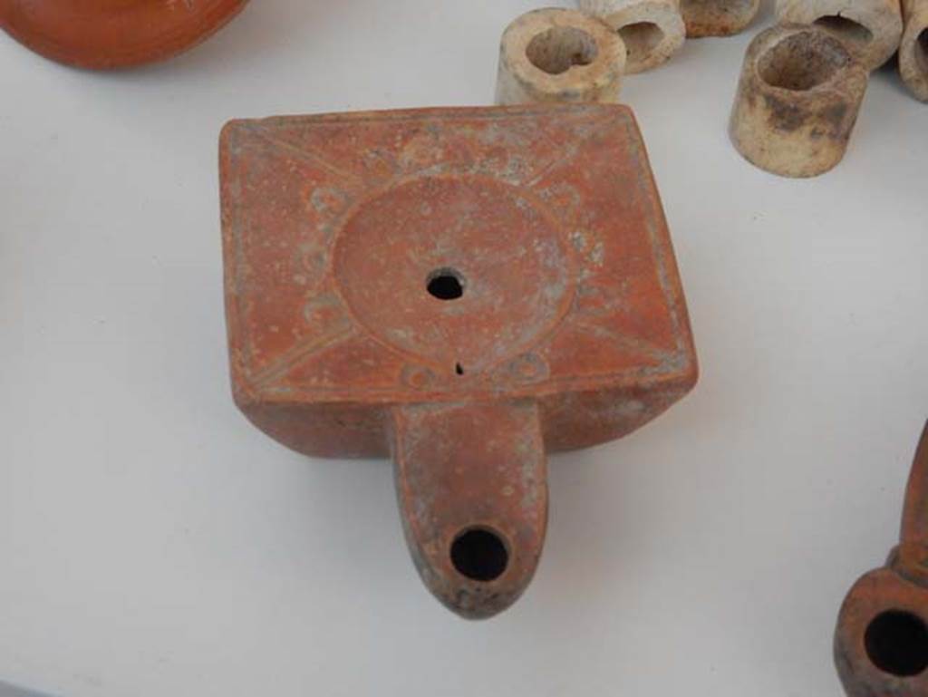 II.9.5 Pompeii, May 2018. Terracotta lamp. Photo courtesy of Buzz Ferebee.