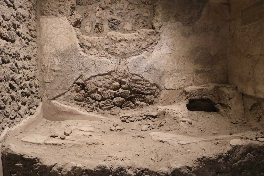 II.9.5 Pompeii, December 2018. Room 5, detail of top of stone bench. Photo courtesy of Aude Durand.