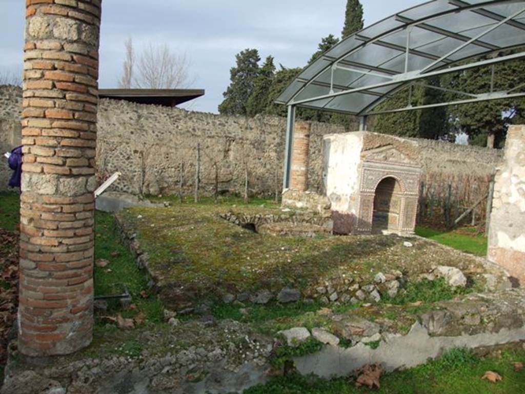 II.9.7. Garden entrance to House of Summer Triclinium. December 2007. Triclinium looking north east towards north fountain.