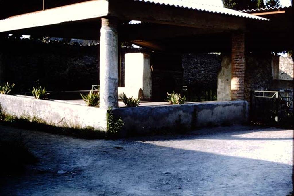II.9.7 Pompeii. 1964. Triclinium, looking north-east towards north fountain, and the rear of the south fountain. Photo by Stanley A. Jashemski.
Source: The Wilhelmina and Stanley A. Jashemski archive in the University of Maryland Library, Special Collections (See collection page) and made available under the Creative Commons Attribution-Non Commercial License v.4. See Licence and use details. J64f1650
