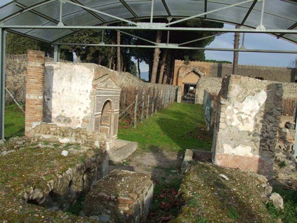 II.9.7. Garden entrance to House of Summer Triclinium. December 2007. Triclinium on west of two fountains.