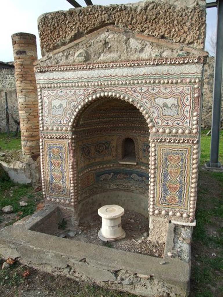 II.9.7. Garden entrance to House of Summer Triclinium. December 2007. Fountain or Nymphaeum on the north side. South face.