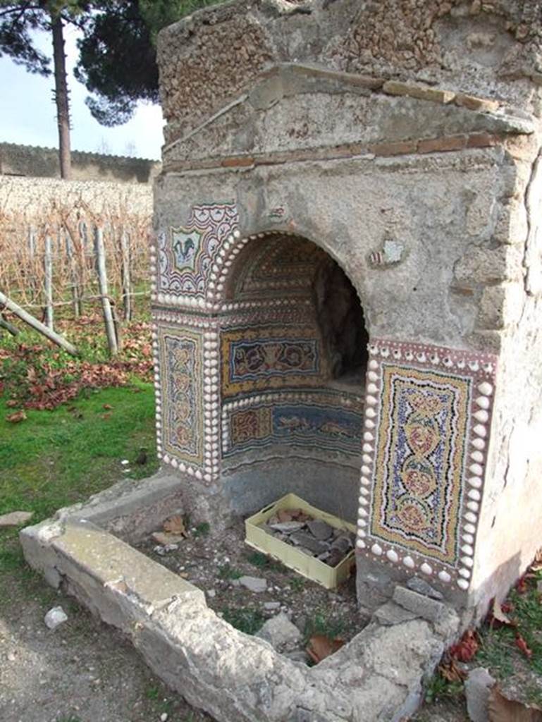 II.9.7. Garden entrance to House of Summer Triclinium. December 2007. Fountain or Nymphaeum on the south side. North face.