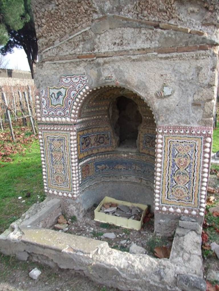 II.9.7. Garden entrance to House of Summer Triclinium. December 2007. Fountain or Nymphaeum on the south side. North face. Mosaic.