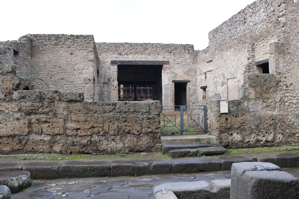 III.2.1, Pompeii. December 2018.
Looking towards entrance doorway on north side of Via dell’Abbondanza. Photo courtesy of Aude Durand.