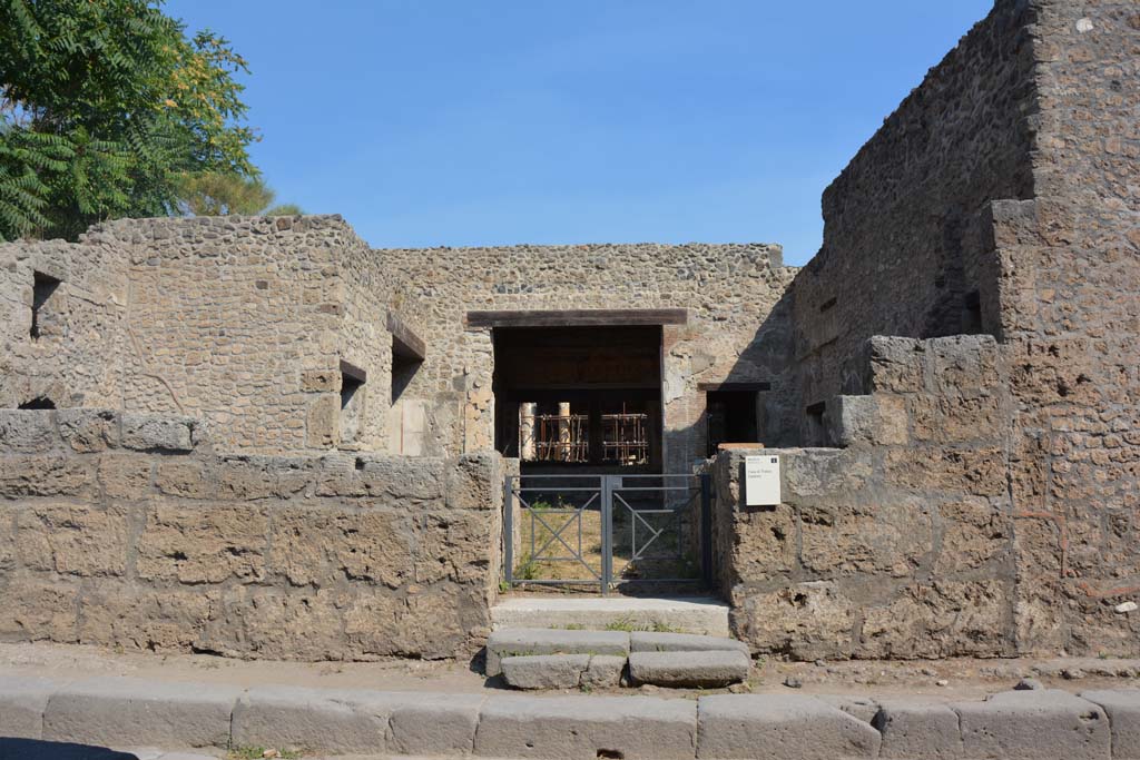 III.2.1 Pompeii. July 2017. Looking north towards entrance doorway.
Foto Annette Haug, ERC Grant 681269 DÉCOR.