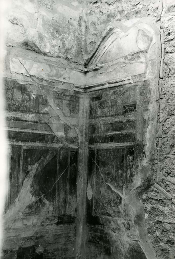 III.2.1 Pompeii. 1975.
Domus of A. Trebius Valens, cubiculum on left W of atrium, (Room 4) NW corner.
Photo courtesy of Anne Laidlaw.
American Academy in Rome, Photographic Archive. Laidlaw collection _P_75_5_29.