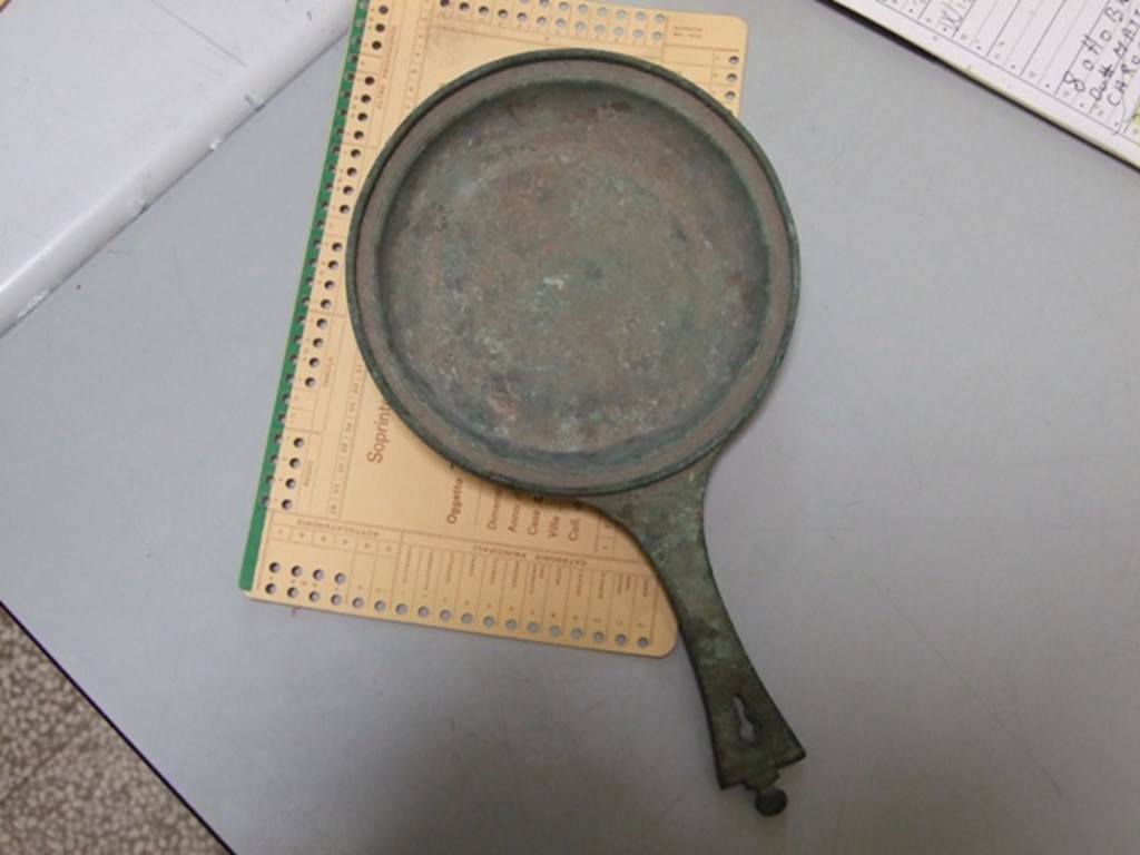 III.2.1 Pompeii. Bronze pan found in 1915 near the west wall of the atrium.
SAP inventory number 2195.