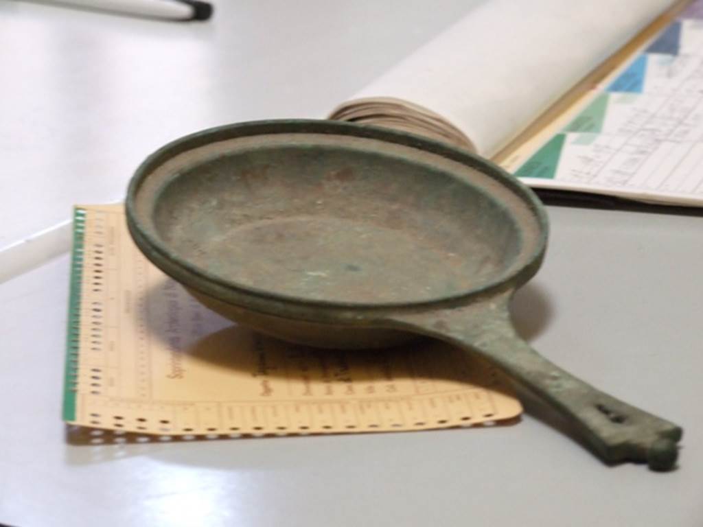 III.2.1 Pompeii. Detail of bronze pan found near the west wall of the atrium. SAP inventory number 2195.