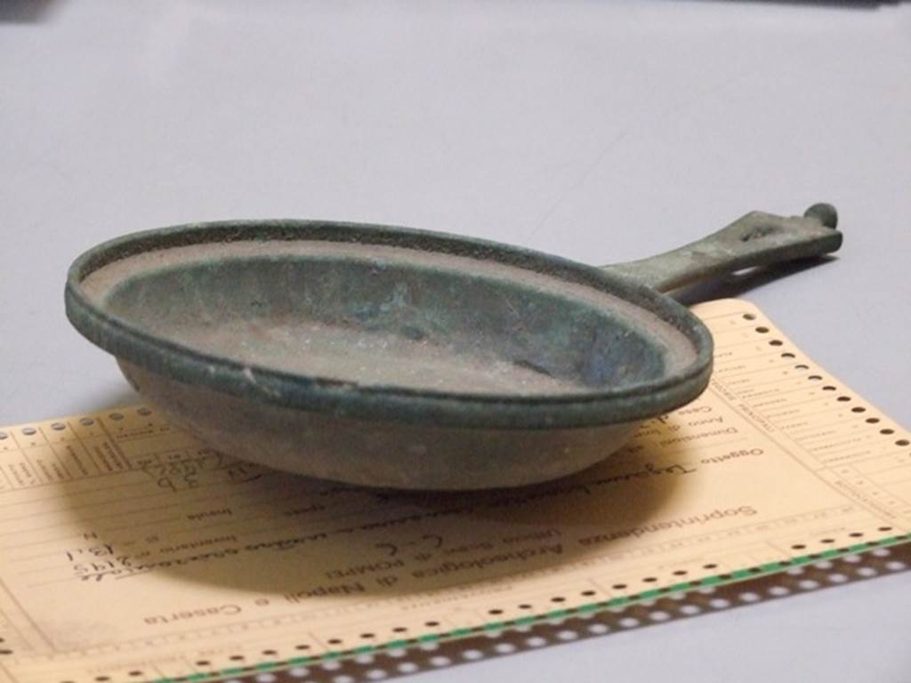III.2.1 Pompeii. Detail of bronze pan found near the west wall of the atrium. SAP inventory number 2195.