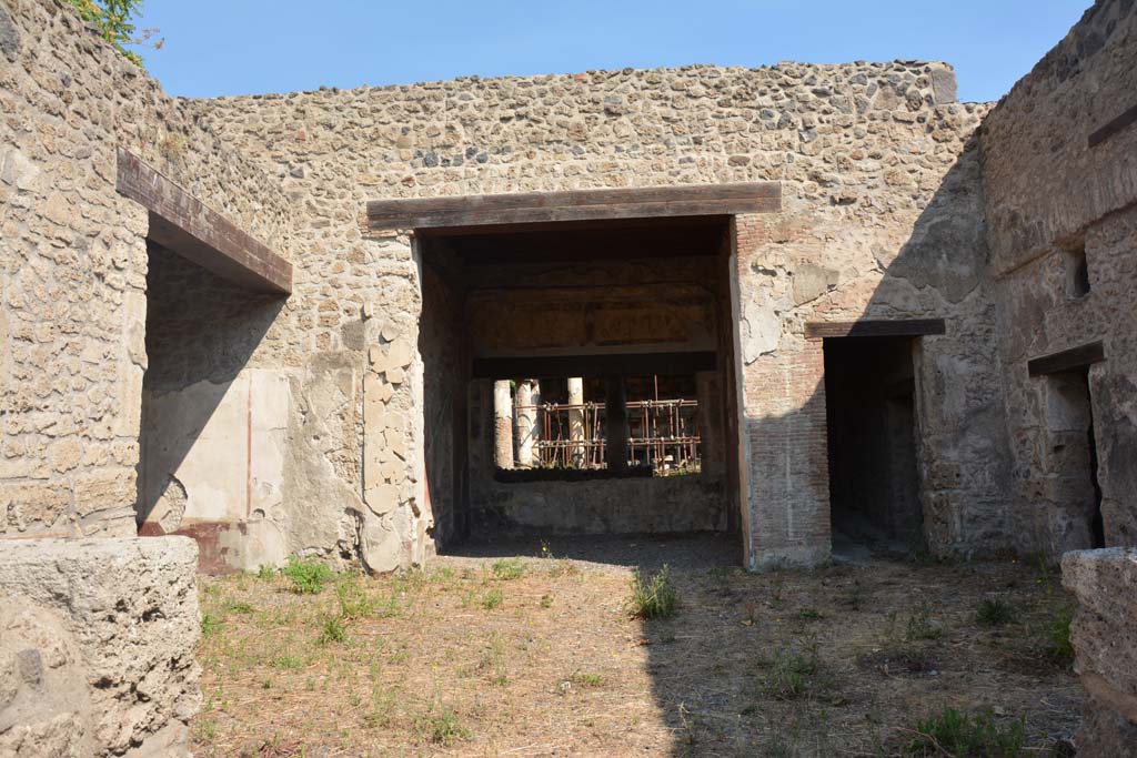 III.2.1 Pompeii. July 2017.
Room 1, looking north across atrium with room 5, on left, tablinum 9, in centre, and corridor 10 to rear, on right.
Foto Annette Haug, ERC Grant 681269 DÉCOR.