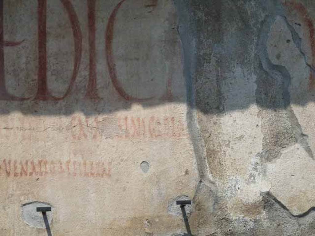 III.2.1 Pompeii. May 2010. Detail of graffiti outside House of Aulus Trebius Valens. [CIL IV 7993]