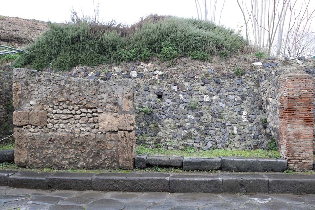 III.3.4 Pompeii. December 2018. Entrance doorway on north side of Via dell’Abbondanza. Photo courtesy of Aude Durand.