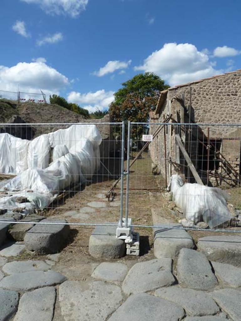 III.3.6 Pompeii, on left. September 2015. Vicolo di Ifigenia, looking north. III.4.1 on right.