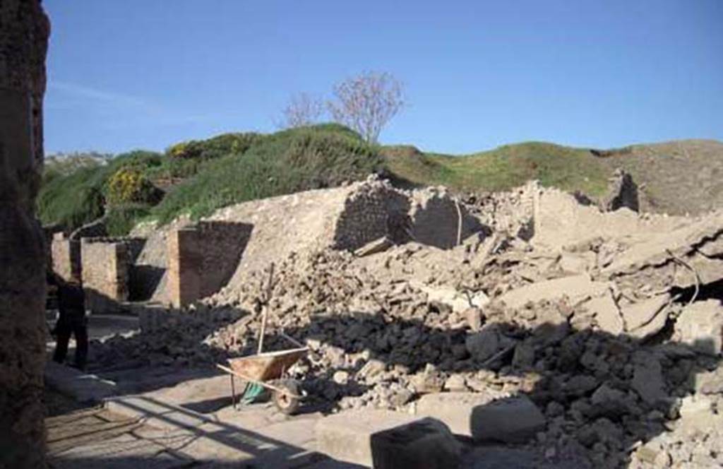 III.3.5 and III.3.6 on Via dell’Abbondanza, after collapse of roof and walls. November 2010.