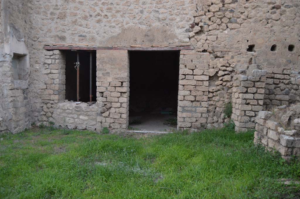 III.4.1 Pompeii. October 2017. Looking towards north wall of workshop, with doorway and window to rear room.
Foto Taylor Lauritsen, ERC Grant 681269 D�COR.
