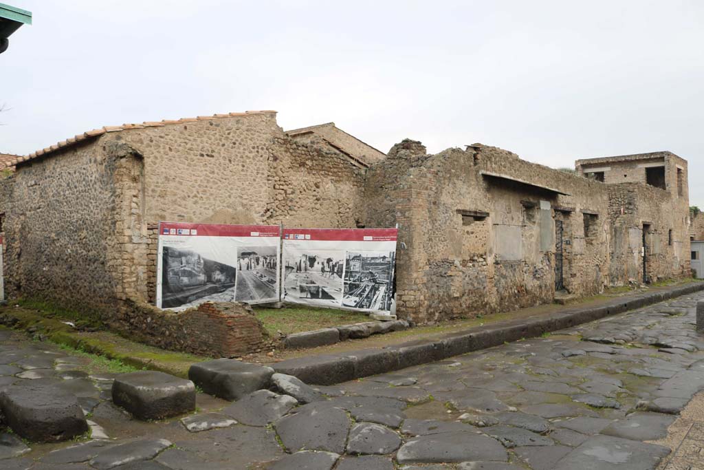 III.4.1 Pompeii. December 2018. Entrance doorway on north side of Via dell’Abbondanza. Photo courtesy of Aude Durand.