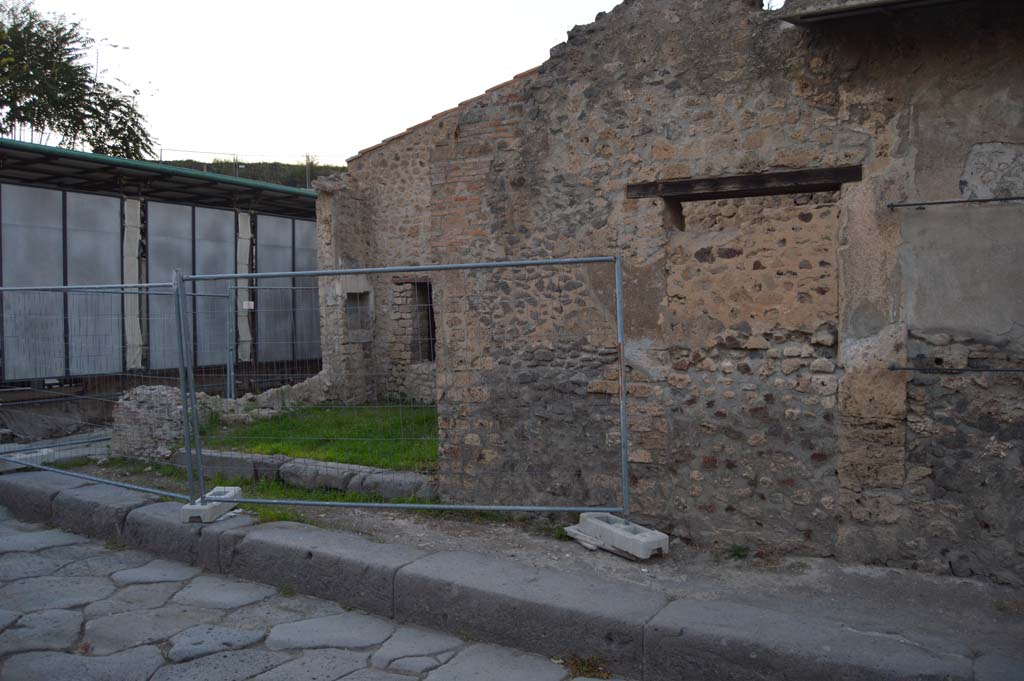 III.4.1 Pompeii. October 2017. Looking north-west towards entrance doorway.
Foto Taylor Lauritsen, ERC Grant 681269 DÉCOR.