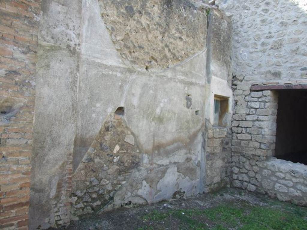III.4.1 Pompeii. March 2009. West wall, with niche.