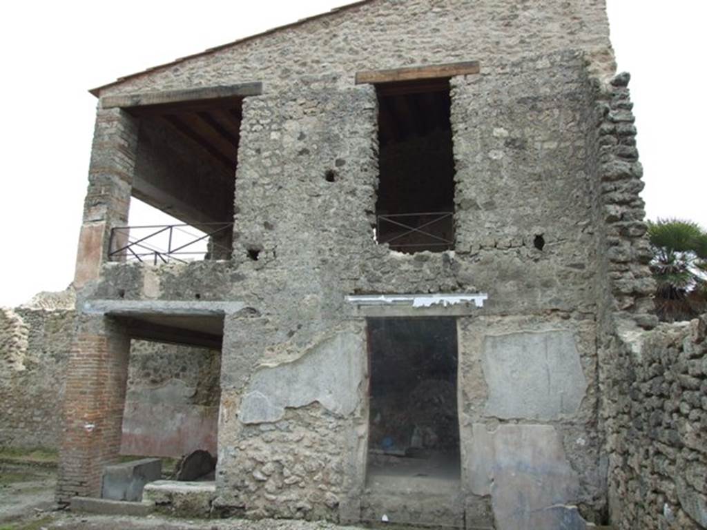 III.4.3 Pompeii. March 2009. Looking south from Garden towards Triclinium, and upper floor.
