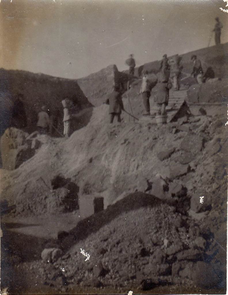 III.4.3 Pompeii. November 1917. Garden. A note on the photo says (in Italian): “View of the excavation with garden and small pilaster of the statue of marble discovered. November 1917. Photo courtesy of Drew Baker.