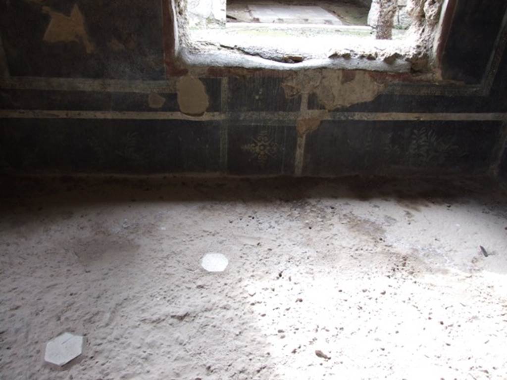III.4.3 Pompeii. March 2009. Painted plaster on lower west wall, and remains of floor.