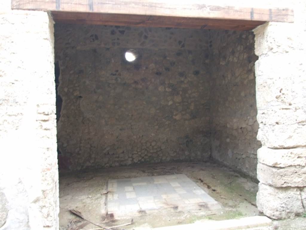 III.4.3 Pompeii. March 2009. Room 16. Triclinium.