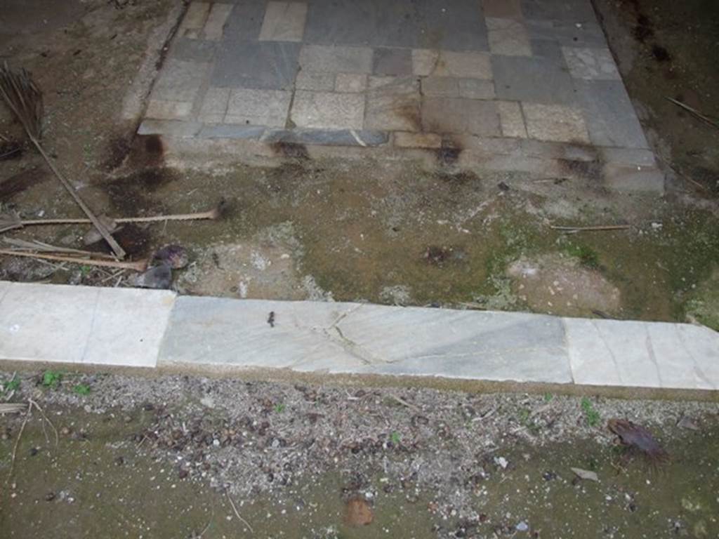III.4.3 Pompeii. March 2009. Room 16. Marble sill.
