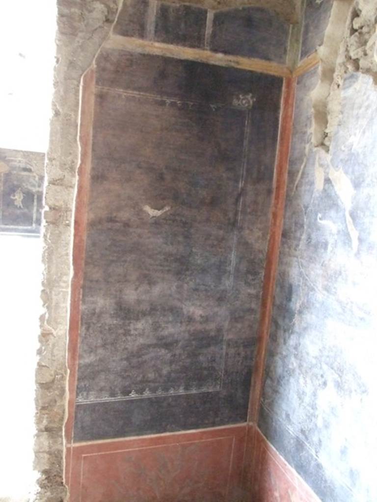 III.4.3 Pompeii. March 2009. Room 16. Triclinium South east corner. Painting of bird in centre.