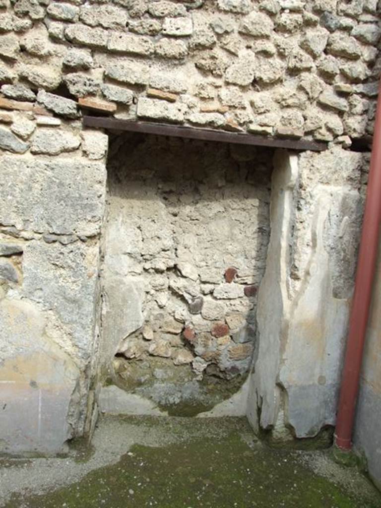 III.4.3 Pompeii. March 2009. Room 23. Niche or recess in east wall.