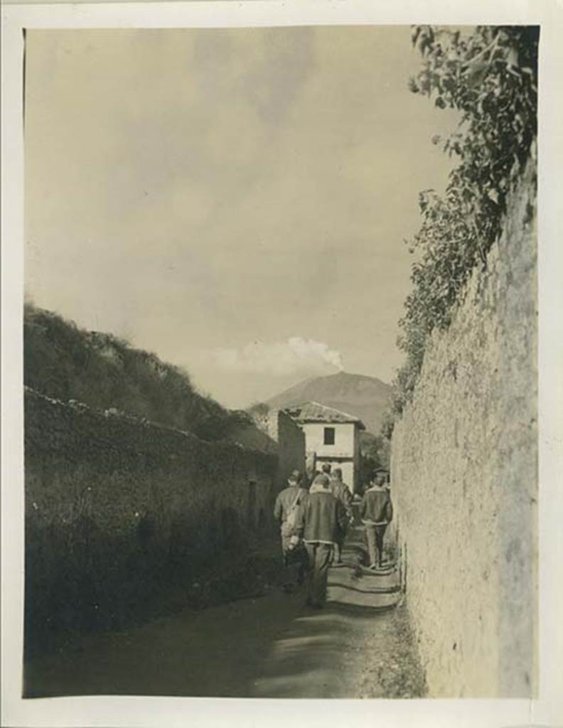 III.4.3 Pompeii. 1943. Looking north from Vicolo di Octavius Quartio.
Looking north towards Via dell’ Abbondanza, and III.4.2 (Casa del Moralista) on the opposite corner. Photo courtesy of Rick Bauer.