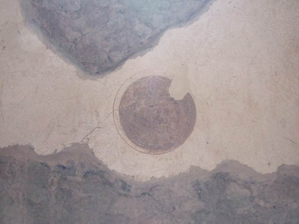 III.4.b Pompeii. March 2009. Room 5, east wall of triclinium with remains of painted medallion.