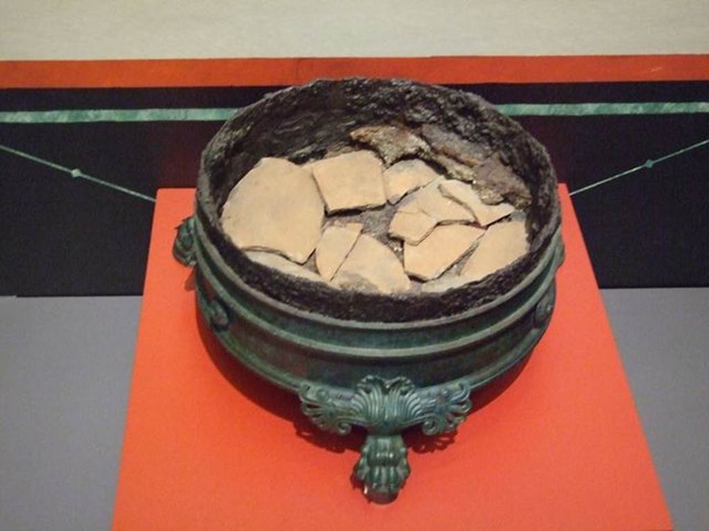 III.4.b Pompeii. Portable bronze and iron brazier. SAP 2647. Photographed at “A Day in Pompeii” exhibition at Melbourne Museum. September 2009.