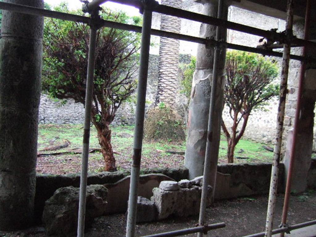 III.4.b. Pompeii. December 2005. Looking south from north portico.