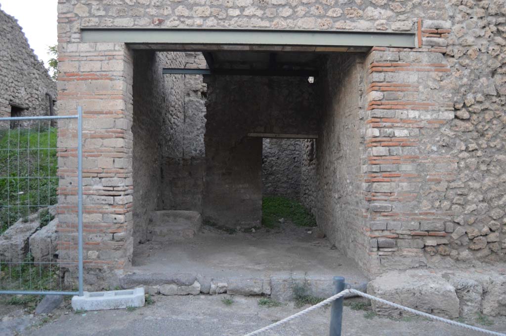 III.5.1 Pompeii. October 2017. Looking north towards entrance doorway.
Foto Taylor Lauritsen, ERC Grant 681269 DÉCOR