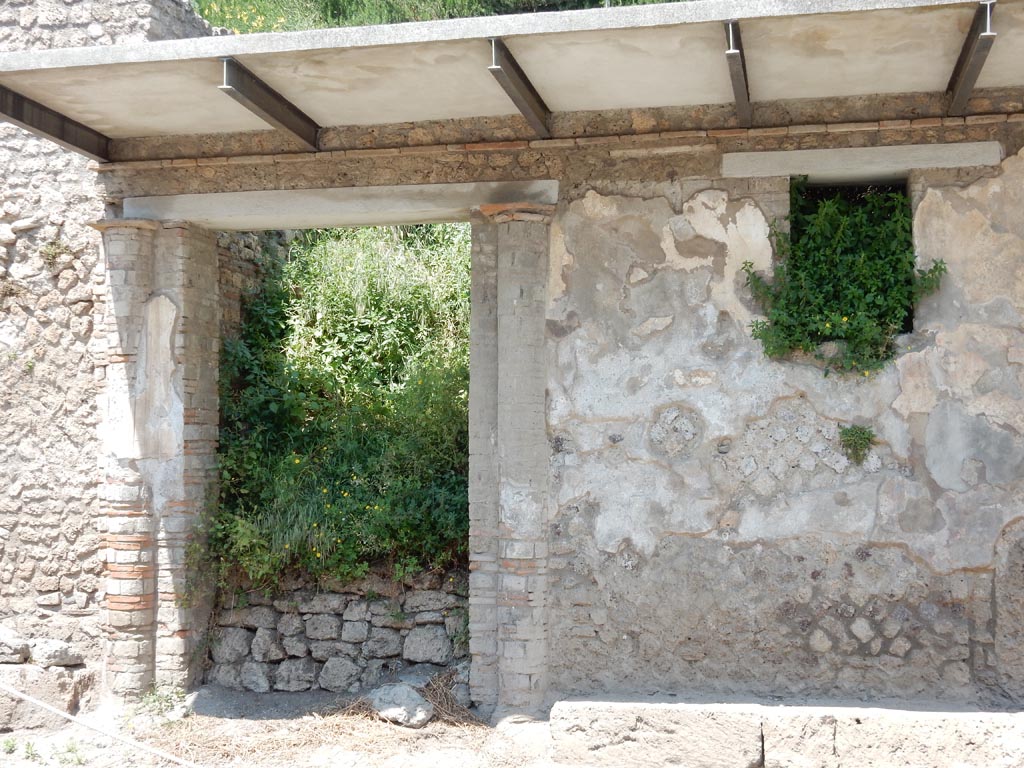 III.5.2 Pompeii. May 2016. Entrance doorway and small window. Photo courtesy of Buzz Ferebee.