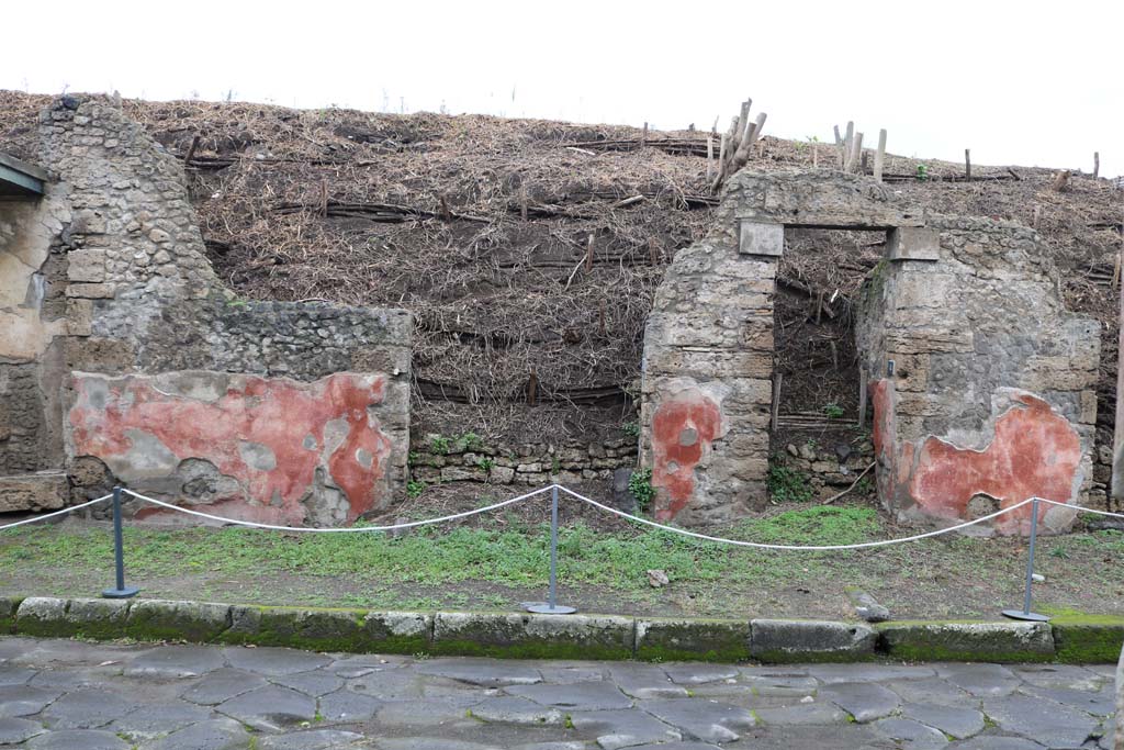 III.5.3 Pompeii, in centre. December 2018.
Looking north towards entrance on Via dell’Abbondanza, with III.5.4, on right. Photo courtesy of Aude Durand.