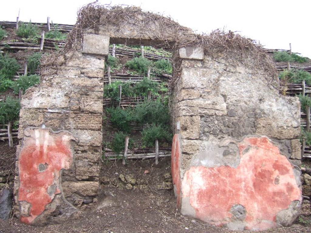 III.5.4 Pompeii. December 2005, Entrance doorway.
According to Varone and Stefani, on the east (right) of the doorway CIL IV 8899 was found. See Varone, A. and Stefani, G., 2009. Titulorum Pictorum Pompeianorum, Rome: L’erma di Bretschneider, (p.278 with photo).